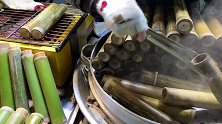 美女在夜市街卖竹筒烤肉饭，10元一小根，一晚能卖100根
