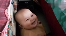 十个多月宝宝趁哥哥上学“偷”哥哥牛奶，现场抓到还和妈妈卖萌！