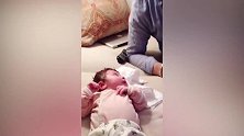 宝爸都这样带宝宝的随便一个动作逗笑宝宝，真随意！