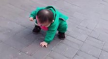 小宝宝都11个月了，没想到走路还这么不稳，真是让人心疼！