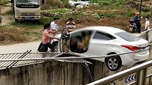 惊险！广西一司机倒车失控撞断护栏 车身悬空数米高
