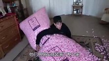 上百斤棉花糖充斥房间，是什么感觉看着在里面游泳的双胞胎，无语