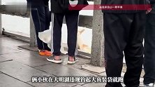 俩小伙在大明湖钓到大鱼，装袋后撒腿就跑，保安大叔：你跑得了吗