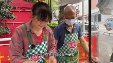 60多岁老夫妻做了10多年的鸡蛋汉堡摊，满满1个5块，一天要做500个