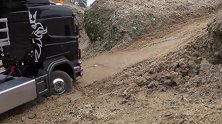 RC卡车救援，斯堪尼亚4x4卡车卡住了，这波操作你认为怎么样