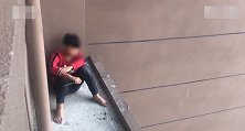 父母爽约家长会，留守男孩持刀坐27楼边缘，欲跳楼轻生
