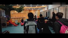 心酸！中国宝宝第一次见到养母，或害怕或激动瞬间大哭起来