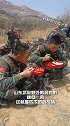 武警野外训练就餐时突然…结局好暖