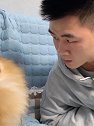 钱多多和主人玩对视游戏，看钱多多的小表情太可爱了，都忍住别笑