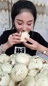 不就是吃牛肉馅的大包子吗，看这个姑娘吃相也是没谁了