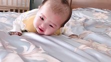 小宝宝在努力地练习抬头，接下来宝宝一副很费劲的样子，简直好逗