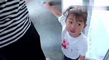 年轻妈妈带两个宝宝，萌娃经常闹矛盾，看着真是辛苦了