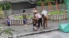浙江金华：两岁小孩不幸落水，女子一把抓起：庆幸救回来了