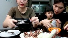 越南辣妈哈莫一家吃八爪鱼