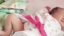 出生9天的宝宝在睡觉，妈妈把被子掀开后，发现宝宝的睡姿好萌！