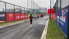 直击-马尔康参加华夏幸福训练 伤势好转继续留队