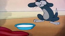 活见鬼了！汤姆眼睁睁看着牛奶被喝完了，怎么回事！