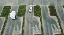 两位学员同时考科目二，这侧方停车，是来拆台的吧！