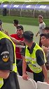 球迷向海港球员要球衣被申花球迷暴力推搡 海港球员上前劝阻