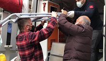 土耳其：一男子被梯子上的零件戳进头骨，顶着梯子走上救护车