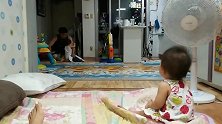 小宝宝看见爸爸回来了，咯咯咯的乐个不停，爬的飞快奔向爸爸怀里