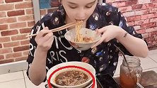 赵本山女儿直播，连吃16碗面自称优秀，网友吐槽：家底不够用？