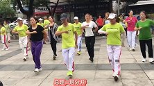 广场鬼步舞帅哥美女都在跳，强身又健体，开心又快乐