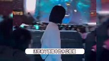 谢娜带浪姐在张杰演唱会上团建，众人台下疯狂打call，宋轶也来了