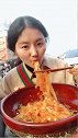 嗦个红油油的凉皮，不过小姐姐端的这个大盆更抢眼