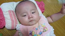 可爱炸了！五个月的小宝宝超爱演，不仅会假哭还会假装生气！