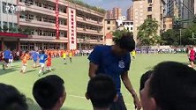 申花公益行收获极高人气 与都匀二小校队5VS20战况激烈