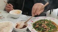 正宗李庄白肉，小哥哥吃白肉真有一手，两只筷子居然还能这么用！