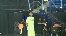 篮球-14年-2014巨星中国行：科比手把手指导美艳人妻投篮 一击即中-新闻