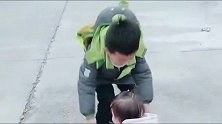 二胎妹妹接哥哥放学，哥哥却没停住，接下来的画面把人笑喷了
