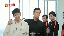 杨紫采访后起身先行离开，李现跟着却被拦，他满脸失落太心疼