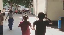 小男生被主班长训哭，下课了由副班长牵手带回，这个画面太美了
