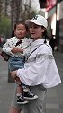 时尚辣妈带闺女逛街