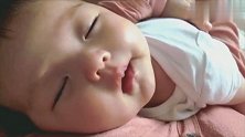 这娃儿不知道梦到什么好像很开心