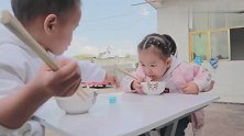 宝宝吃面掉桌上，捡桌上的面给姐姐，姐姐这样的表情，他还给姐姐