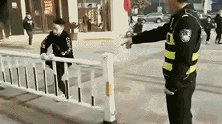 两小伙翻护栏被罚一直翻 交警：让你们翻个够