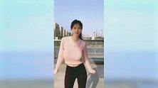 深色裤子女子，穿搭清新
