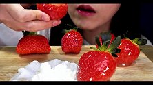 冰糖草莓搭配鲜奶油，小姐姐果然会吃，味道搭配很完美
