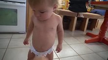 年幼无知的孩子，让人心生怜爱，看起来真是好漂亮啊！