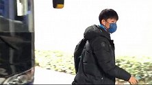 泰州远大抵达球场 殷铁生：谨慎对待对手外援缺阵