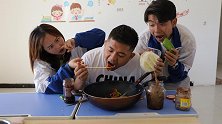 臭味美食大作战，学渣做出臭豆腐溜肥肠，不料香味惊动了校领导