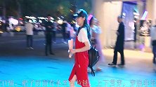 街拍：穿红色背带裙的妹子真漂亮