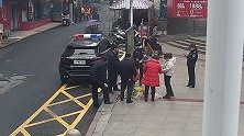 江西新余：老人初一出摊卖菜无人问津 民警包圆：早点回家