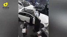 奔驰冲进4S店展示厅撞烂多辆新车！车主看呆：不是我开的