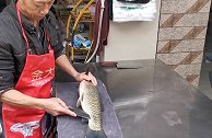 高手在民间！师傅展示完美刀工 一刀下去整片鱼鳞被掀开