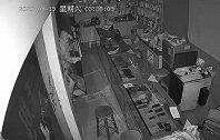 浙江绍兴：口罩男偷盗手机店，不料被身上两个耳朵出卖
